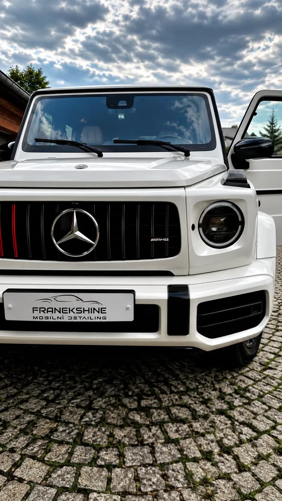 Zářivě bílé Mercedes-AMG G63 po umytí a naleštění karoserie