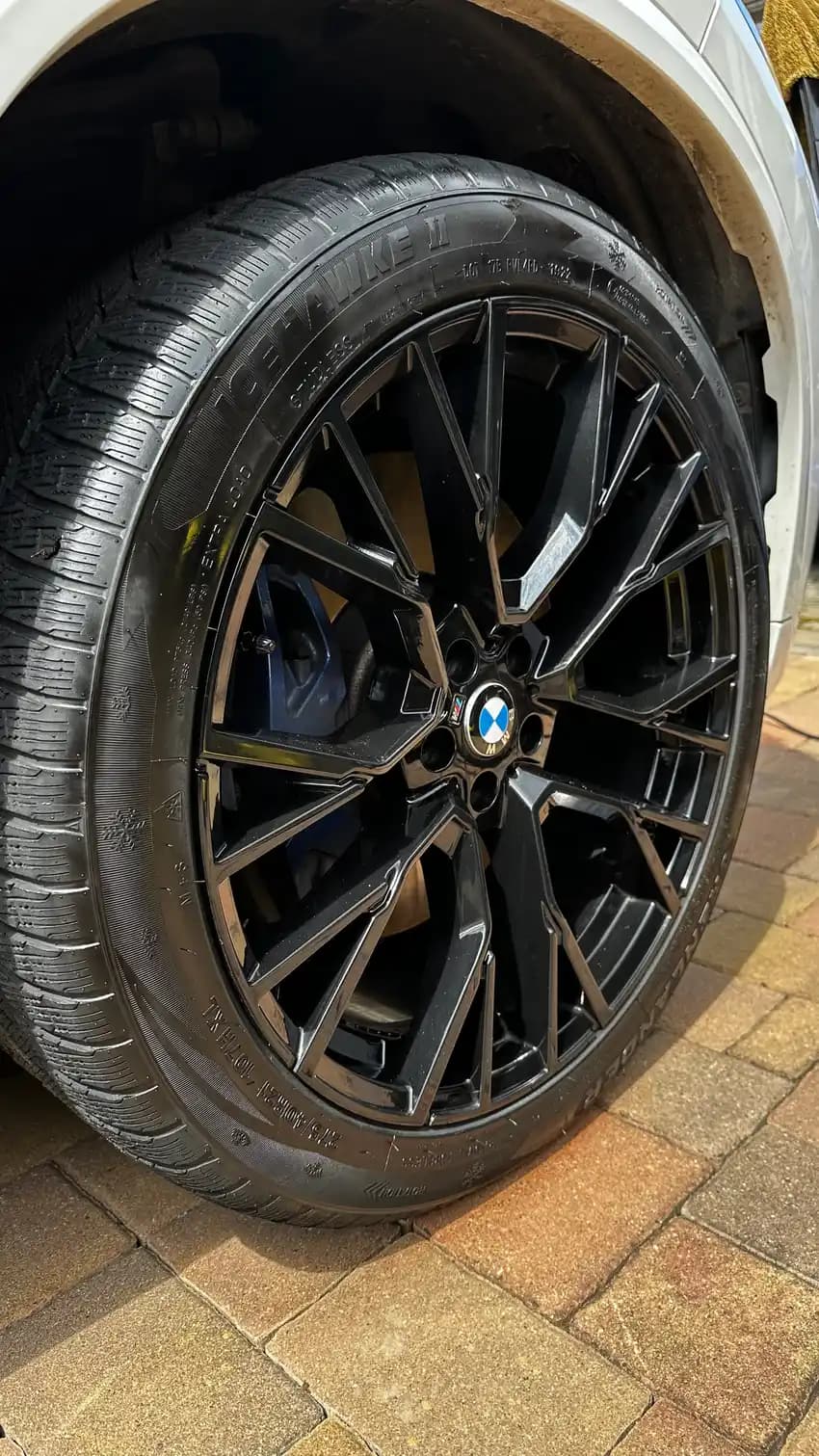 Nablýskané kolo BMW M s černou pneumatikou po ošetření