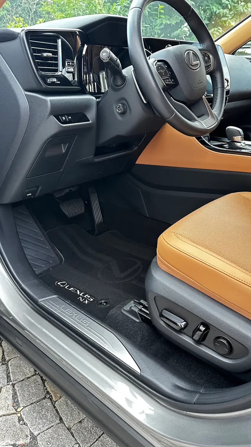 Vysátý koberec a čistý práh Lexusu NX po detailingu interiéru