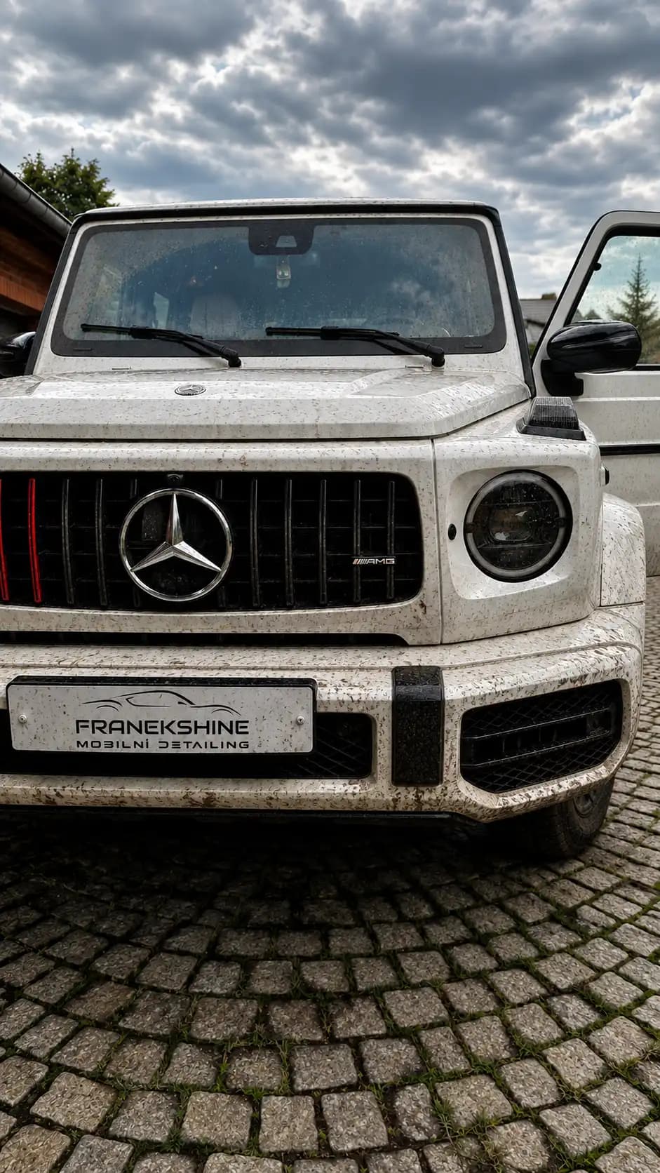 Bílé Mercedes-AMG G63 poprášené blátem a prachem z terénní jízdy